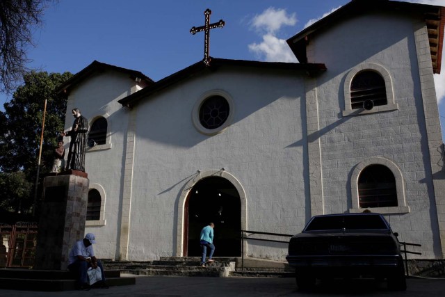 A woman walks into a church at the 23 de Enero neighbourhood in Caracas, Venezuela January 30, 2017. Picture taken January 30, 2017. REUTERS/Marco Bello