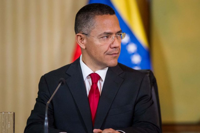 CAR01. CARACAS (VENEZUELA), 15/02/2017.- El ministro venezolano de Comunicación, Ernesto Villegas, habla en una rueda de prensa hoy, 15 de febrero de 2017, en Caracas. La canciller venezolana, Delcy Rodríguez, calificó hoy de "absolutamente mentira" lo que mostró CNN en Español sobre una supuesta red de venta de pasaportes venezolanos a ciudadanos de Oriente Medio y aseguró que la fuente de la investigación de ese trabajo, Misael López, es un "delincuente". EFE/MIGUEL GUTIERREZ