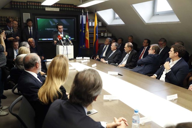 GRA054 MADRID,16/2/2017.-Vista general del acto celebrado hoy en un despacho de abogados de Madrid con motivo de los tres años transcurridos del encarcelamiento del político venezolano Leopoldo López al que han asistido, entre otros, los expresidentes del Gobierno José María Aznar,c. Felipe Gonzalez,iz., el padre del politico venezolano, y el lider de Ciudadanos, Albert Rivera,d. EFE/Sergio Barrenechea