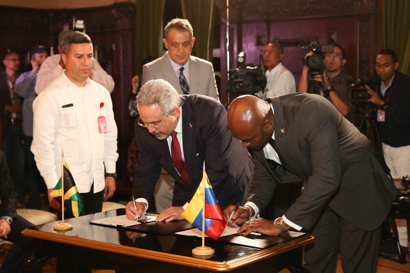 Caracas y Jamaica acuerdan ampliar capacidad petrolera