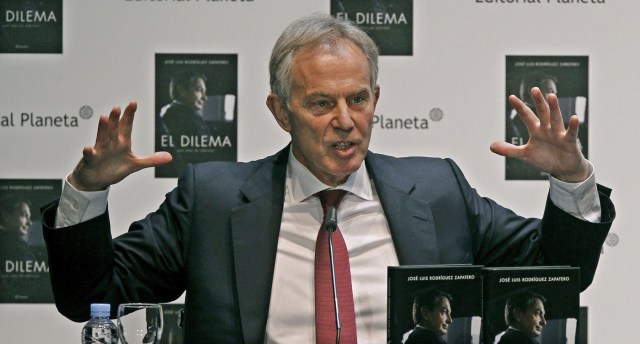 FMA002 LONDRES (REINO UNIDO) 17/02/2017.- Fotografía de archivo tomada del 28 de noviembre de 2013 que muestra al expresidente británico Tony Blair en la presentación de una biografía del expresidente español José Luis Rodríguez Zapatero en Madrid (España). Blair entró hoy, 17 de febrero de 2017, en el debate sobre el "brexit" al pedir a los proeuropeos que "se levanten" y ayuden a cambiar la opinión de los que votaron a favor de la salida del Reino Unido de la Unión Europea. EFE/Kiko Huesca