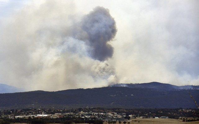 CNB01 CANBERRA (AUSTRALIA) 17/02/2017.- Una columna de humo se eleva sobre un monte después de que se declarase un incendio en Carwoola and Captains Flat, al este de Queanbeyan, cerca de Canberra (Australia), hoy, 17 de febrero de 2017. El incendio permanece sin control por el momento. EFE/Mick Tsikas PROHIBIDO SU USO EN AUSTRALIA Y NUEVA ZELANDA