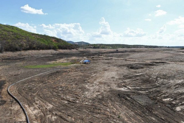 View of the dry Quixeramobim riverbed in Quixeramobim, Ceara State, on February 8, 2017, during the worst drought in a century in the Brazilian Northeast.  / AFP PHOTO / EVARISTO SA / TO GO WITH AFP STORY BY CAROLA SOLE