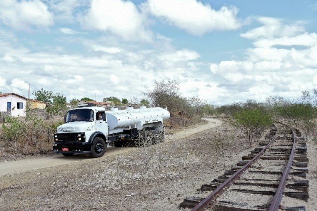 A water truck arrives at a community in the rural area of Quixeramobim, in Ceara State, on February 8, 2017, during the worst drought in a century in the Brazilian Northeast.  / AFP PHOTO / EVARISTO SA / TO GO WITH AFP STORY BY CAROLA SOLE