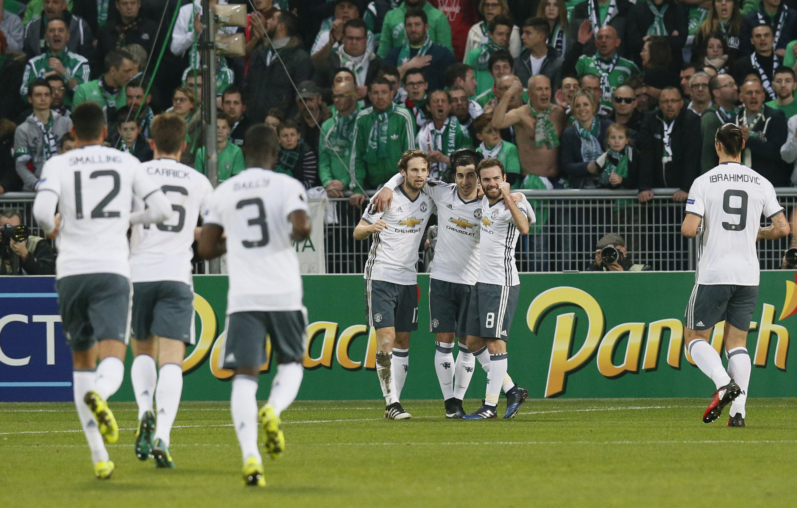 El United cumple el trámite y avanza a octavos en Europa League