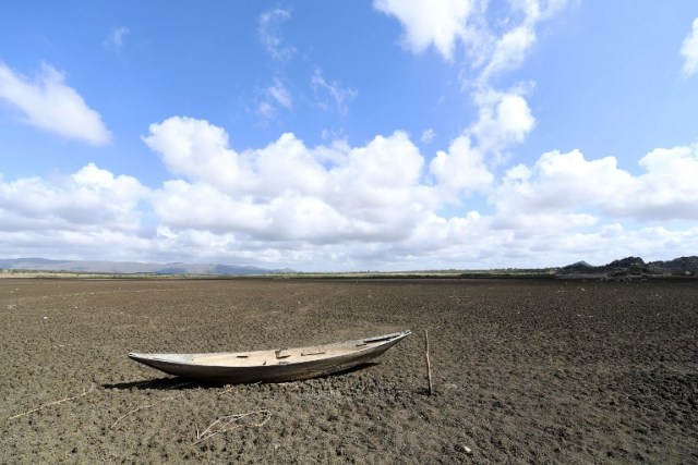 A boat is seen at the dry Cedro reservoir in Quixada, Ceara State, on February 8, 2017. The situation of Brazil's oldest reservoir sumps up the devastiting effects -human and environmental- of the worst drought of the century in the northeast of the country. / AFP PHOTO / EVARISTO SA / TO GO WITH AFP STORY BY CAROLA SOLE