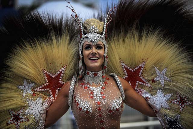 GRA063. SAO PAULO (BRASIL), 25/02/2017.- Integrantes de la escuela de samba del Grupo Especial Aguia de Ouro hoy, sabado 24 de febrero de 2017, en la celebración del carnaval en el sambódromo de Anhembí en Sao Paulo (Brasil). EFE/Fernando Bizerra Jr