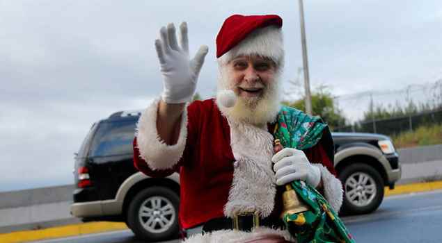 La desgarradora historia de “El Santa de la Cota Mil” que lo motivó a regalar alegría a los niños (audio)