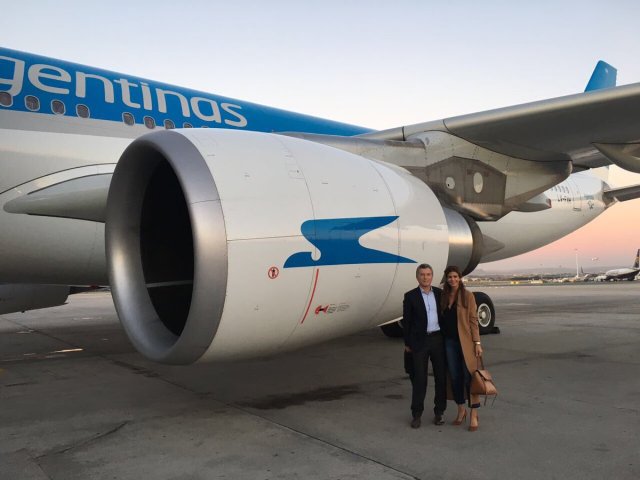 Maurucio Macri junto a su esposa Juliana Awada al lado del avión de Aerolíneas Argentinas que en vuelo comercial lo trasladaría de España a Argentina