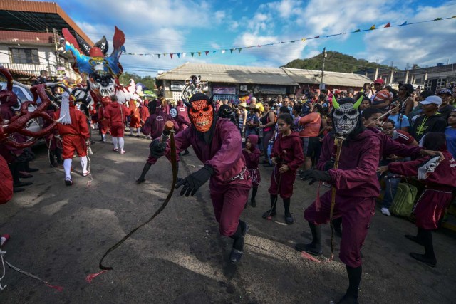 Revellers dance in the carnival parade in the mining village of El Callao, Bolivar state, southeastern Venezuela on February 27, 2017. El Callao's carnival was recently named Unesco's Intangible Cultural Heritage of Humanity. / AFP PHOTO / JUAN BARRETO / TO GO WITH AFP STORY BY ISABEL SANCHEZ