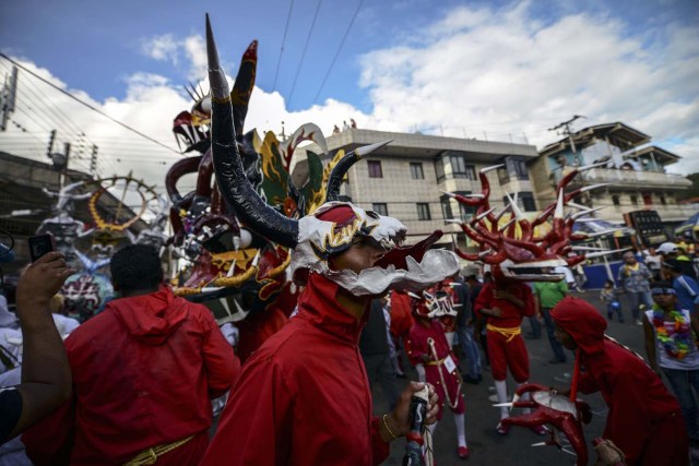 Revellers dance in the carnival parade in the mining village of El Callao, Bolivar state, southeastern Venezuela on February 27, 2017. El Callao's carnival was recently named Unesco's Intangible Cultural Heritage of Humanity. / AFP PHOTO / JUAN BARRETO / TO GO WITH AFP STORY BY ISABEL SANCHEZ