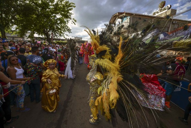 Revellers dance in the carnival parade in the mining village of El Callao, Bolivar state, southeastern Venezuela on February 27, 2017. El Callao's carnival was recently named Unesco's Intangible Cultural Heritage of Humanity. / AFP PHOTO / JUAN BARRETO / TO GO WITH AFP STORY BY ISABEL SANCHEZ