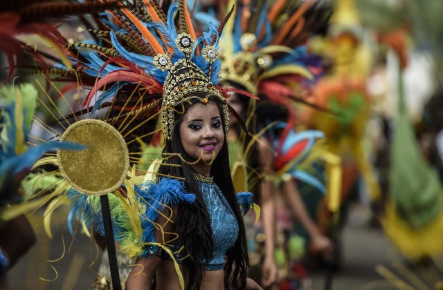 Revellers dance in the carnival parade in the mining village of El Callao, Bolivar state, southeastern Venezuela on February 27, 2017. El Callao's carnival was recently named Unesco's Intangible Cultural Heritage of Humanity. / AFP PHOTO / JUAN BARRETO / TO GO WITH AFP STORY BY ISABEL SANCHEZ