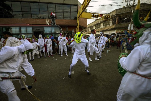 Revellers dance in the carnival parade in the mining village of El Callao, Bolivar state, southeastern Venezuela on February 27, 2017. El Callao's carnival was recently named Unesco's Intangible Cultural Heritage of Humanity. / AFP PHOTO / JUAN BARRETO / TO GO WITH AFP STORY BY ISABEL SANCHEZ