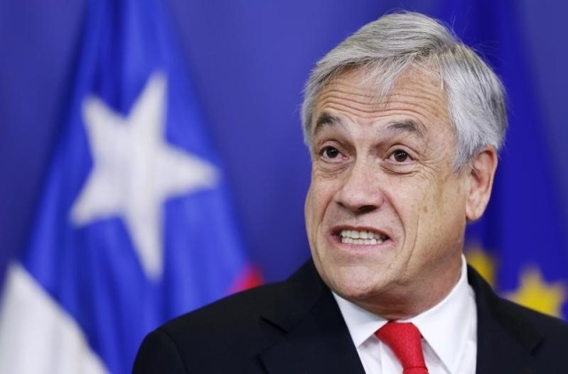 El entonces presidente de Chile, Sebastián Piñera, durante una rueda de prensa en Bruselas. 15 de noviembre 2012. La fiscalía chilena dijo el lunes que podría investigar al ex presidente Sebastián Piñera por su supuesta participación en un negocio minero durante su gobierno, abriendo un nuevo flanco para el favorito en las encuestas para las próximas elecciones presidenciales. REUTERS/Francois Lenoir