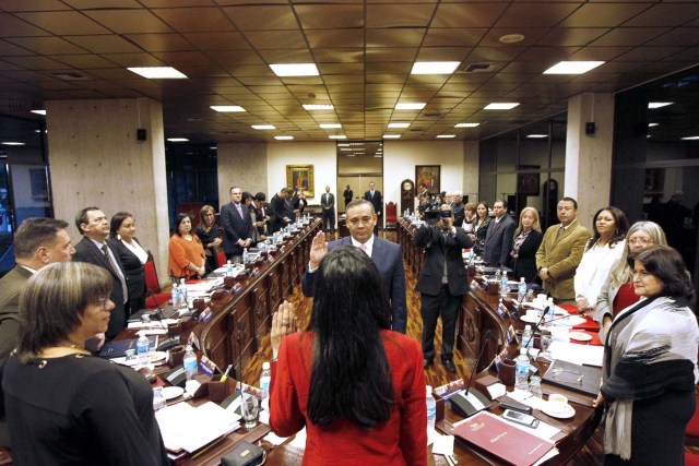 CAR002. CARACAS (VENEZUELA), 24/02/2017 - Fotografía cedida por la oficina de prensa del Tribunal Supremo de Justicia (TSJ), donde se observa a la hasta ahora presidenta del TSJ, Gladys Gutiérrez (c-espaldas), en un acto con el nuevo presidente del Poder Judicial, Maikel José Moreno Pérez (c-atrás), hoy, viernes 24 de febrero del 2017, en Caracas (Venezuela). La Sala Plena del Tribunal Supremo de Justicia (TSJ) de Venezuela eligió como nuevo presidente del Poder Judicial al magistrado Maikel José Moreno Pérez, que se desempeñaba como vicepresidente del TSJ desde 2015 y presidente de la Sala de Casación Penal desde 2014. EFE/PRENSA TSJ/ NO VENTAS/ SOLO USO EDITORIAL