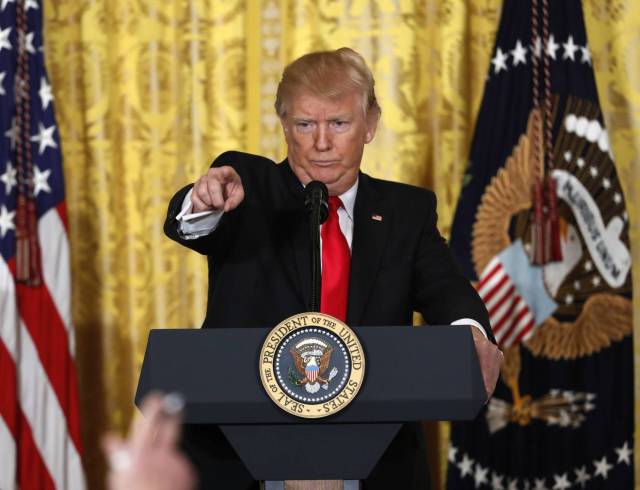 Trump, durante una rueda de prensa en Washington, el 16 de febrero. PABLO MARTINEZ MONSIVAIS AP