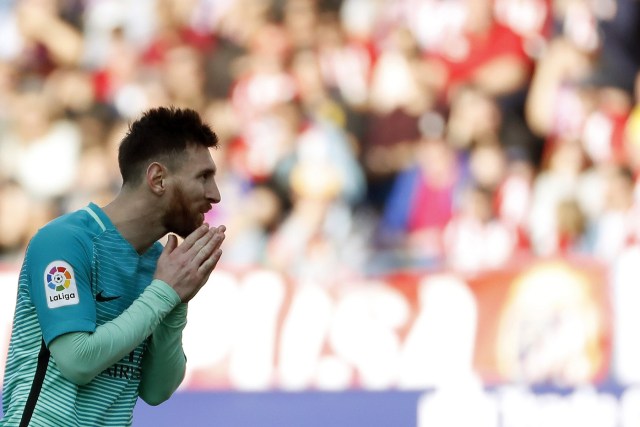 GRA262. MADRID, 26/02/2017.- El delantero argentino del FC Barcelona Lionel Messi durante el partido correspondiente a la vigésimo cuarta jornada de LaLiga Santander disputado hoy, ante el Atlético de Madrid, en el estadio Vicente Calderón. EFE/Javier Lizón