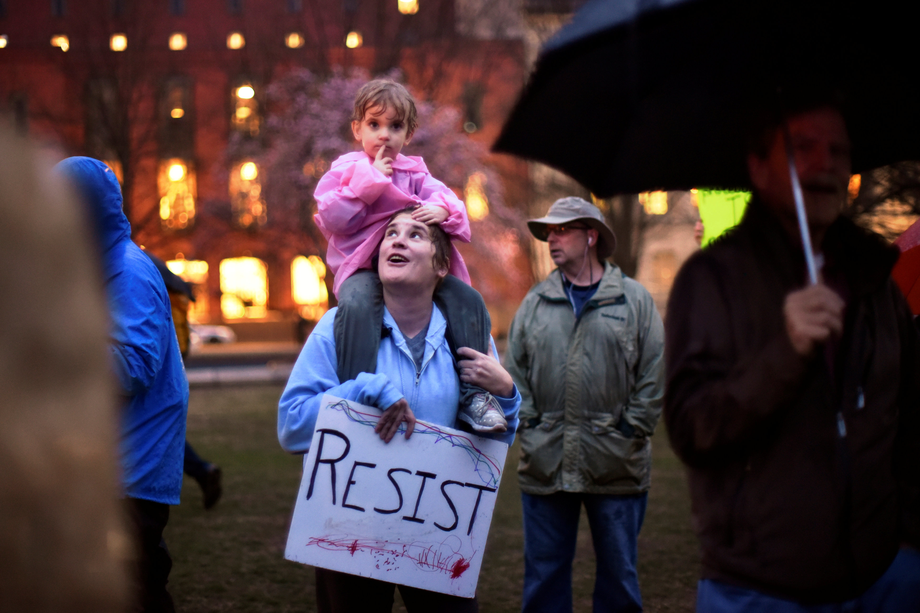 Detractores de Trump protestan a las afueras de la Casa Blanca (Fotos)