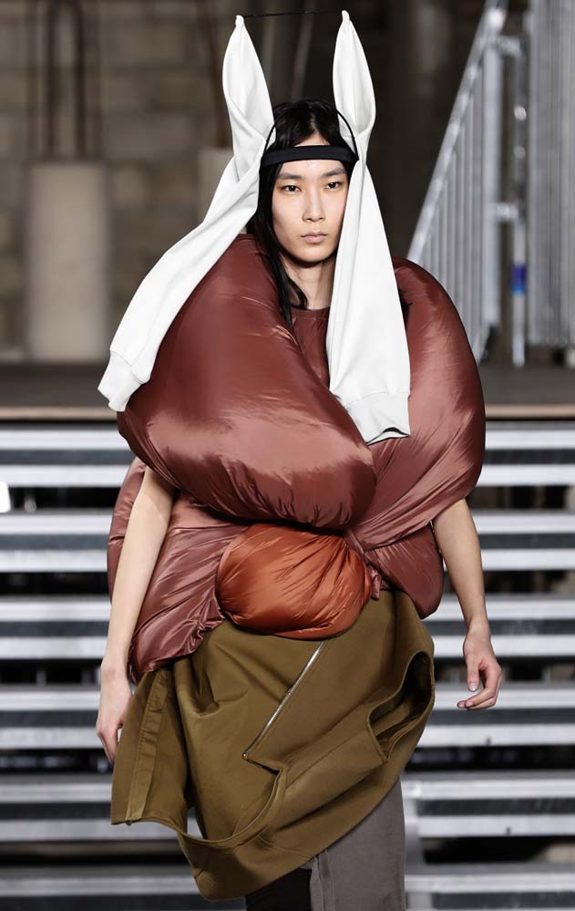 A model presents a creation by Rick Owens during the women's Fall-Winter 2017-2018 ready-to-wear collection fashion show in Paris on March 2, 2017. / AFP PHOTO / FRANCOIS GUILLOT