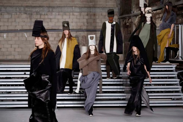 Models present creations by Rick Owens during the women's Fall-Winter 2017-2018 ready-to-wear collection fashion show in Paris on March 2, 2017. / AFP PHOTO / FRANCOIS GUILLOT