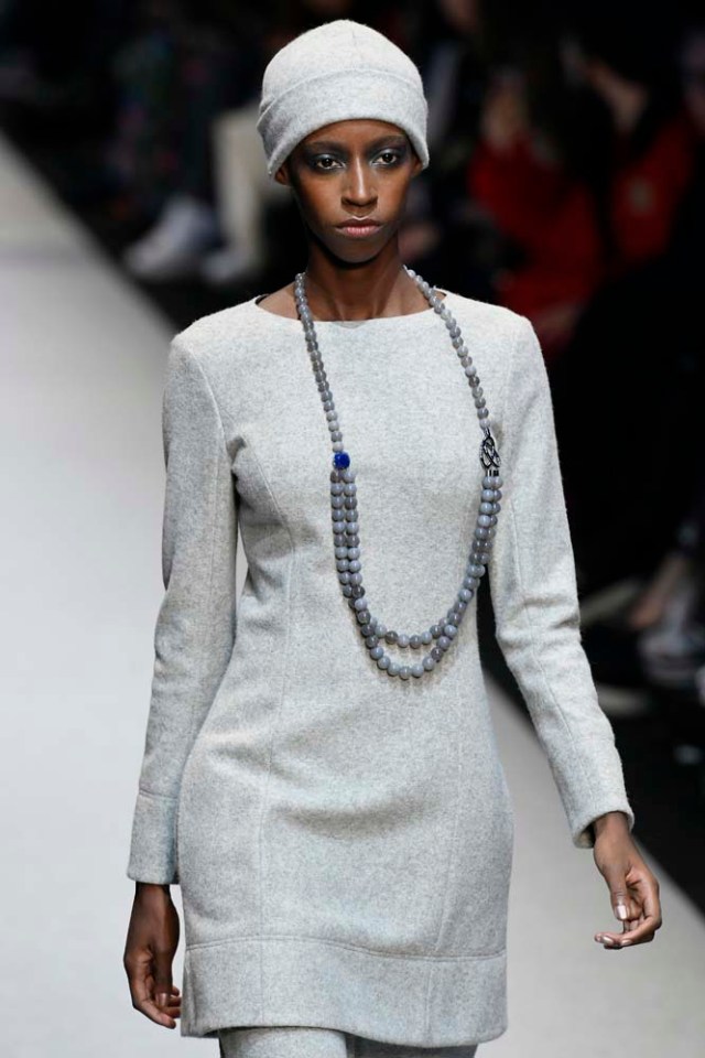 A model presents a creation by Pascal Millet during the women's Fall-Winter 2017-2018 ready-to-wear collection fashion show in Paris on March 2, 2017. / AFP PHOTO / bertrand GUAY