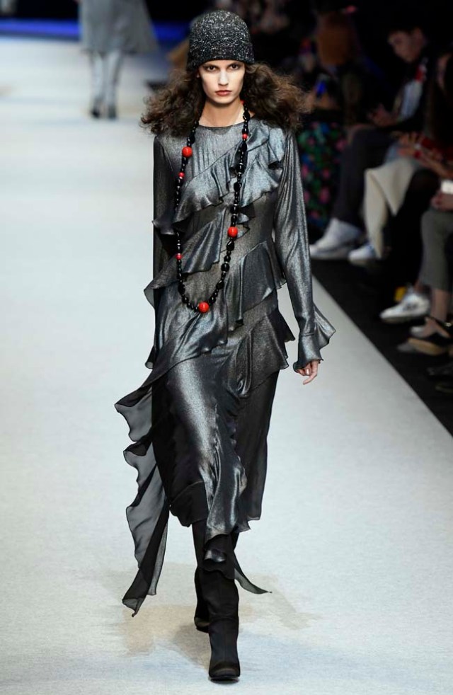 A model presents a creation by Pascal Millet during the women's Fall-Winter 2017-2018 ready-to-wear collection fashion show in Paris on March 2, 2017. / AFP PHOTO / bertrand GUAY