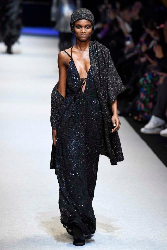 A model presents a creation by Pascal Millet during the women's Fall-Winter 2017-2018 ready-to-wear collection fashion show in Paris on March 2, 2017. / AFP PHOTO / bertrand GUAY