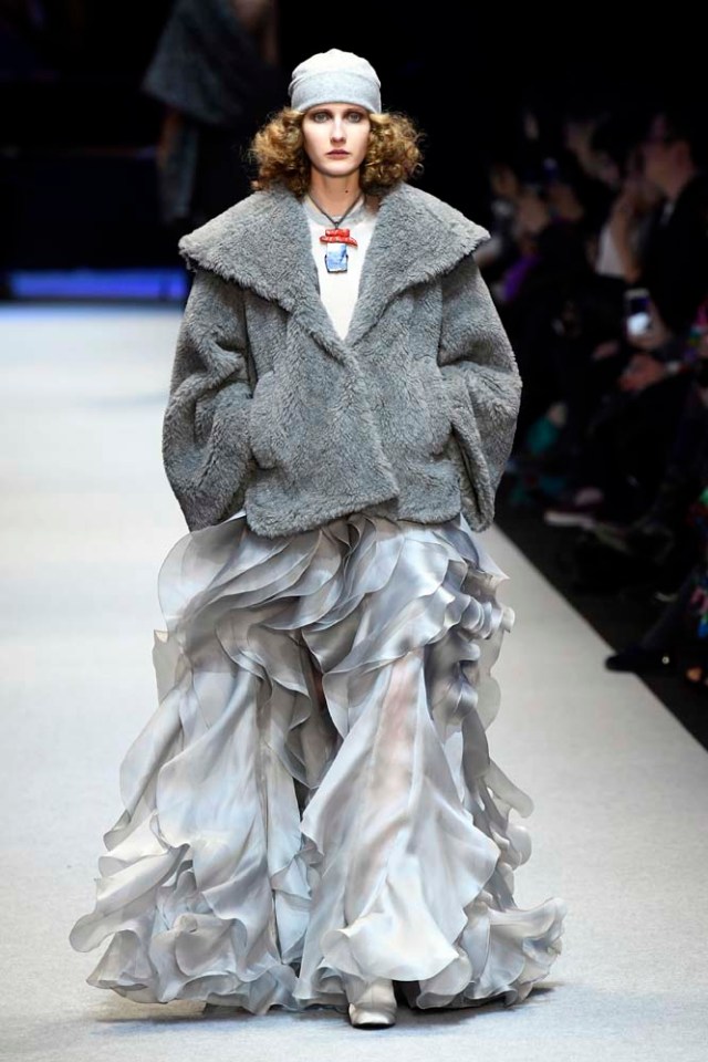 A model presents a creation by Pascal Millet during the women's Fall-Winter 2017-2018 ready-to-wear collection fashion show in Paris on March 2, 2017. / AFP PHOTO / bertrand GUAY