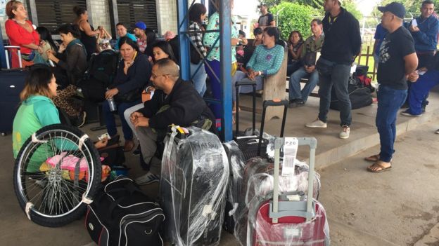 Decenas de venezolanos cruzan diariamente la frontera con Brasil. Muchos huyen de la crisis en su país.