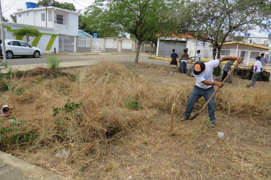 Voluntarios de Pasión por Maracaibo realizan limpieza de la plaza Delia Huerta