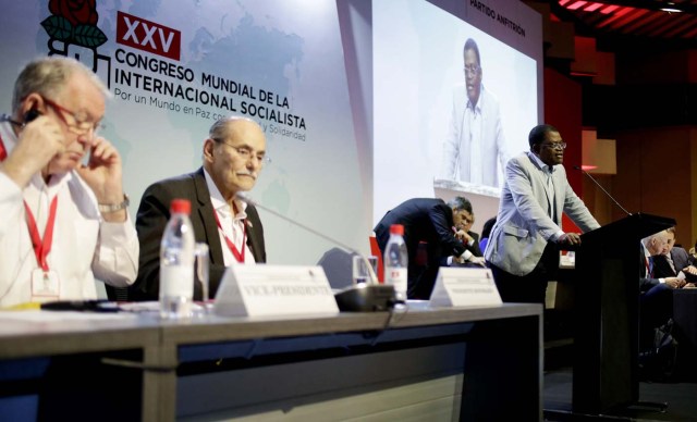 BOG03. CARTAGENA (COLOMBIA), 04/03/2017. El secretario general de Convergencia para la Democracia Social de Guinea Ecuatorial, Andrés Esono Ondo, habla durante la jornada de clausura del XXV Congreso Mundial de la Internacional Socialista hoy, sábado 4 de marzo de 2107, en Cartagena (Colombia). EFE/RICARDO MALDONADO ROZO