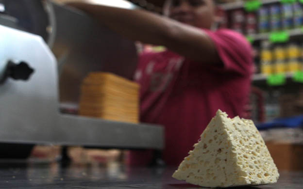 MARACAIBO VENEZUELA: 24/09/2012 ENCUESTA PARA SABER COSTO DE LOS PRODUCTOS DE LA CESTA BASICA EN EL MERCADO PERIFERICO DE LA LIMPIA EN LA FOTOGRAFIA  QUESO