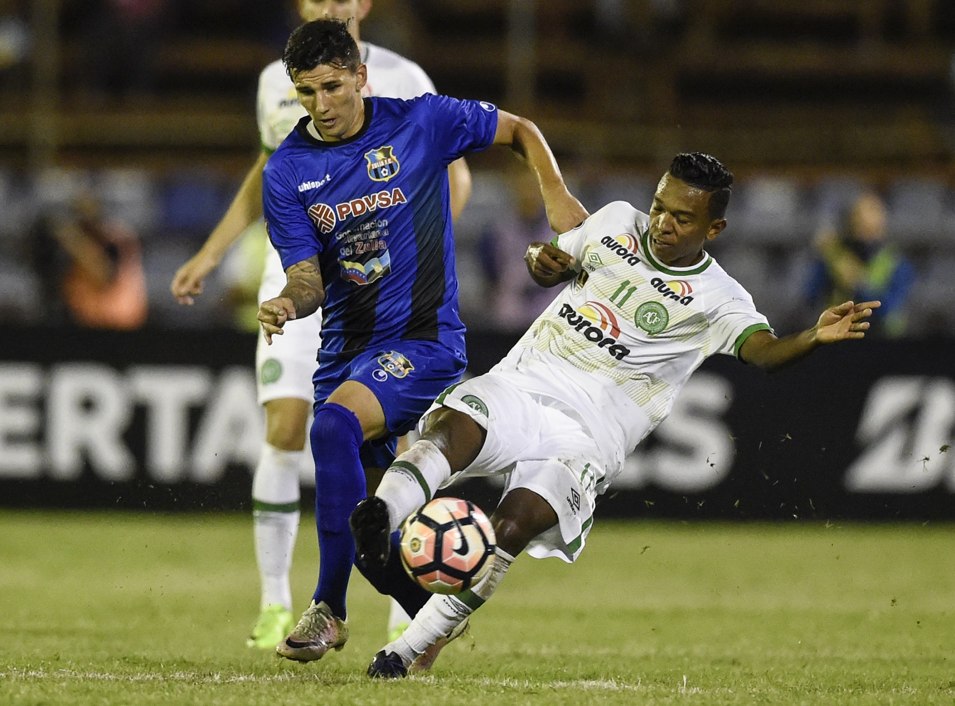 Chapecoense honra a sus héroes caídos con victoria ante Zulia en Libertadores