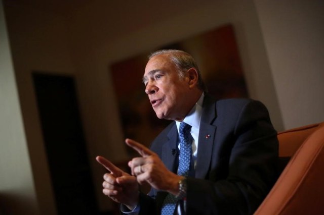 En la imagen, el secretario general de la OCDE, José Ángel Gurría, durante una entrevista en Ciudad de México, el 10 de enero de 2017. La modesta recuperación que la economía global está experimentando enfrenta riesgos derivados del nacionalismo económico y las divergencias en las políticas de los bancos centrales, dijo el martes la OCDE, que prevé sólo un leve repunte en el crecimiento. REUTERS/Edgard Garrido