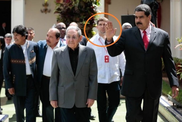 Raúl Guillermo Rodríguez Castro escolta a su abueloa a la salida de encuentro de presidentes del Alba, ayer en Caracas. Foto VTV