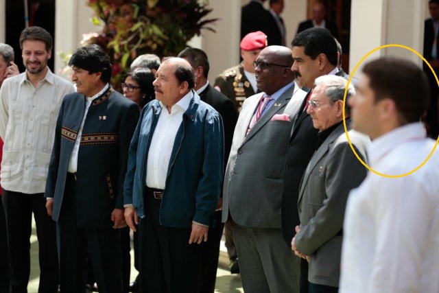 Raúl Guillermo Castro fue la sombra de su abuelo durante la Cubre Alba / foto @ViceVenezuela 