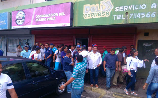 Foto: Estudiantes y representantes de transportistas acudieron a la sede de Fontur / La Verdad