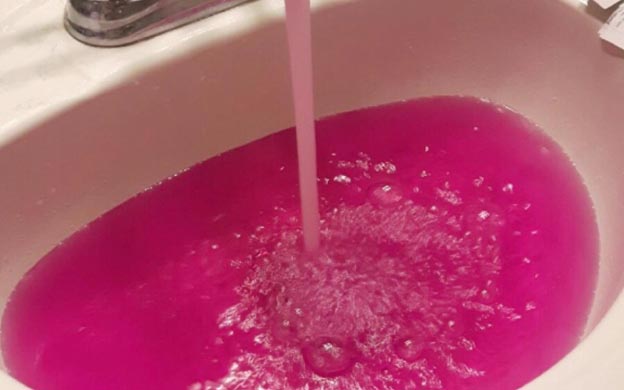 ¡Magia!… En este pueblo abrieron el grifo y salió agua color rosa