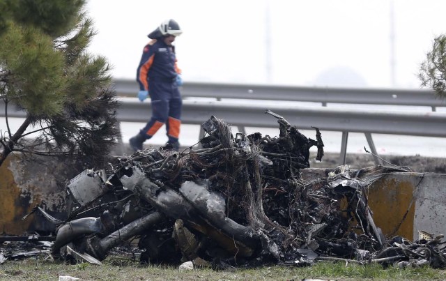 TUR15 ESTAMBUL (TURQUÍA) 10/03/2017.- Bomberos trabajan en el lugar donde han fallecido al menos cinco personas tras estrellarse un helicóptero en el distrito Büyükçekmece en Estambul (Turquía) hoy, 10 de marzo de 2017. EFE/Deniz Toprak