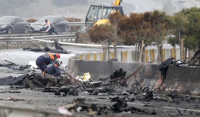 TUR16 ESTAMBUL (TURQUÍA) 10/03/2017.- Bomberos trabajan en el lugar donde han fallecido al menos cinco personas tras estrellarse un helicóptero en el distrito Büyükçekmece en Estambul (Turquía) hoy, 10 de marzo de 2017. EFE/Deniz Toprak