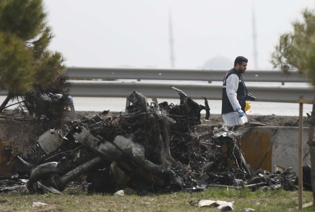 TUR18 ESTAMBUL (TURQUÍA) 10/03/2017.- Policías trabajan en el lugar donde han fallecido al menos cinco personas tras estrellarse un helicóptero en el distrito Büyükçekmece en Estambul (Turquía) hoy, 10 de marzo de 2017. EFE/Deniz Toprak