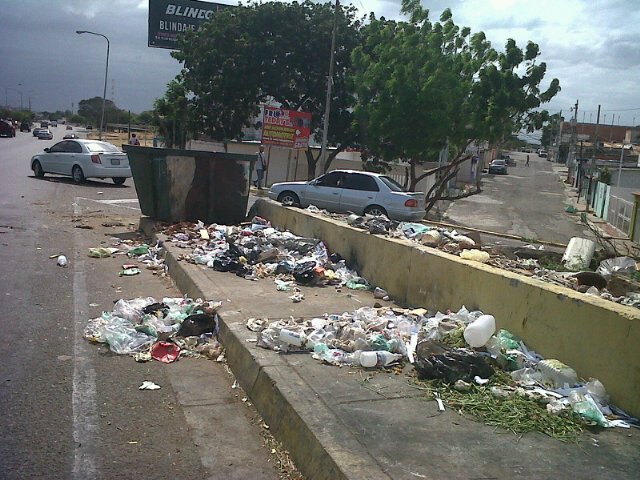 Imau redobla esfuerzos para recoger basura que esparcen marabinos buscando comida 