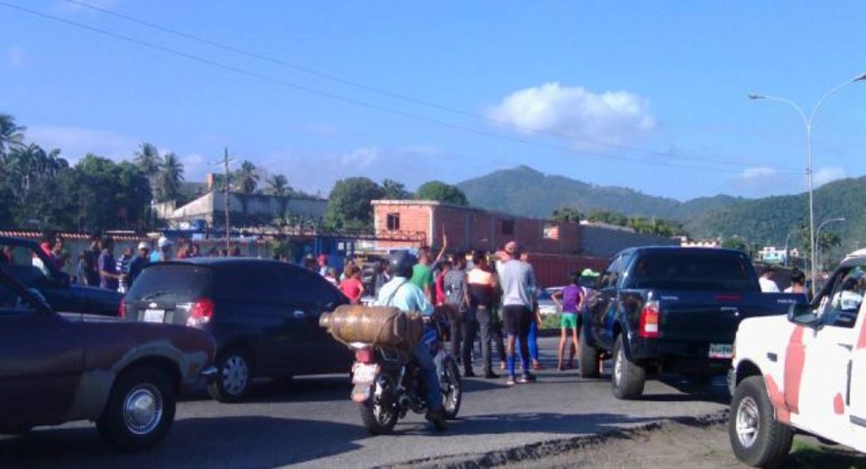 Protestan en El Palito para exigir alimentos del Clap