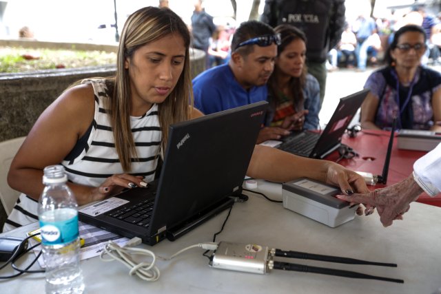 Electores participan en el proceso de validación de partidos políticos hoy, sábado 11 de marzo del 2017, en la ciudad de Caracas (Venezuela). El partido Voluntad Popular (VP), del político preso Leopoldo López, afirmó que la jornada de validación de las organizaciones políticas inició con "algunos retrasos" en varios puntos del país, pero destacó que todas las máquinas para realizar el proceso ya se encuentran activadas. EFE/CRISTIAN HERNÁNDEZ