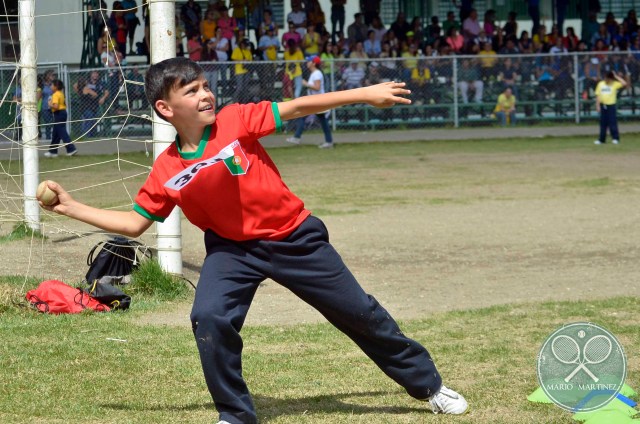 Lanzamiento de Pelota alumno 3er grado