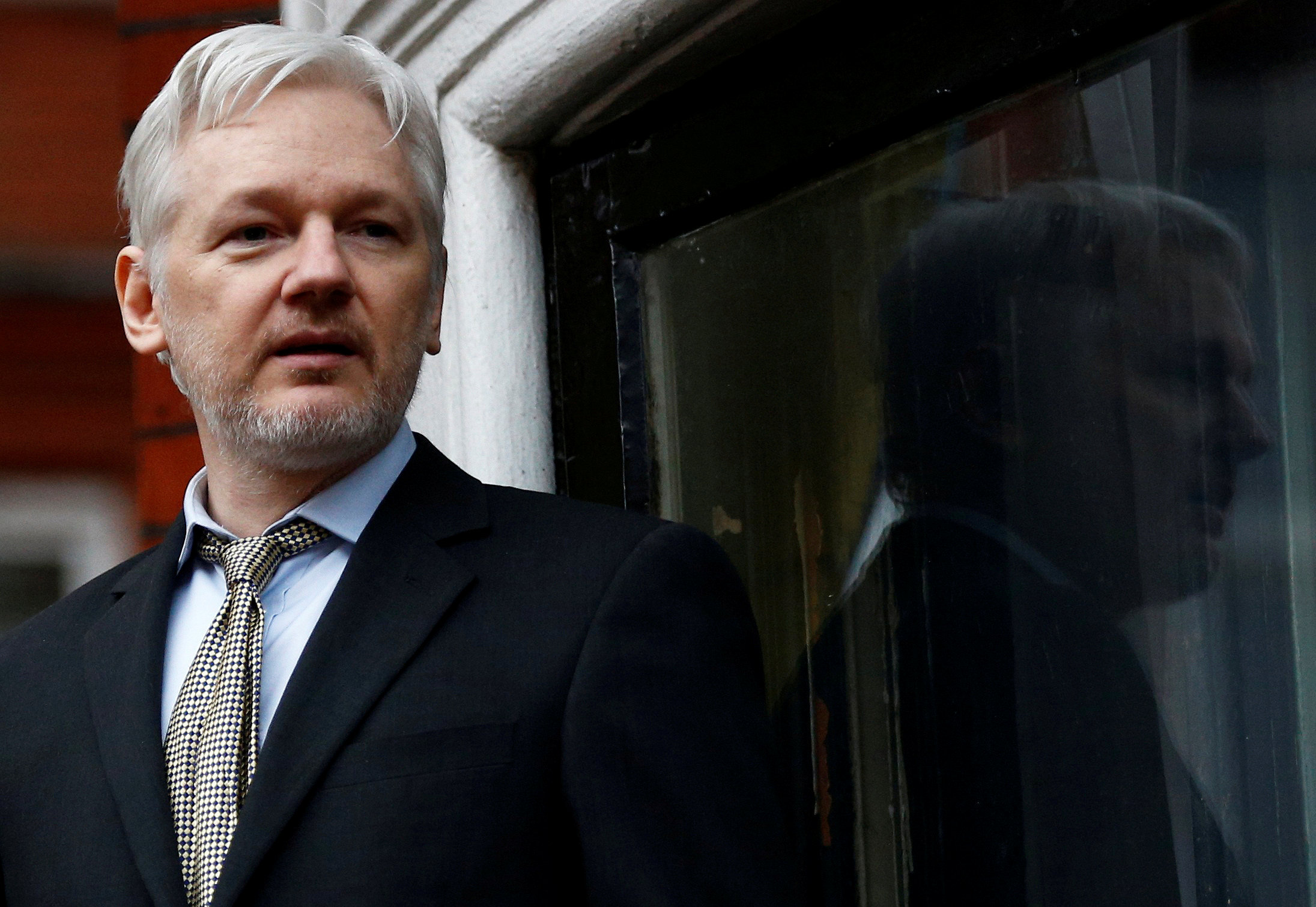 La justicia británica decide si Assange puede salir libremente