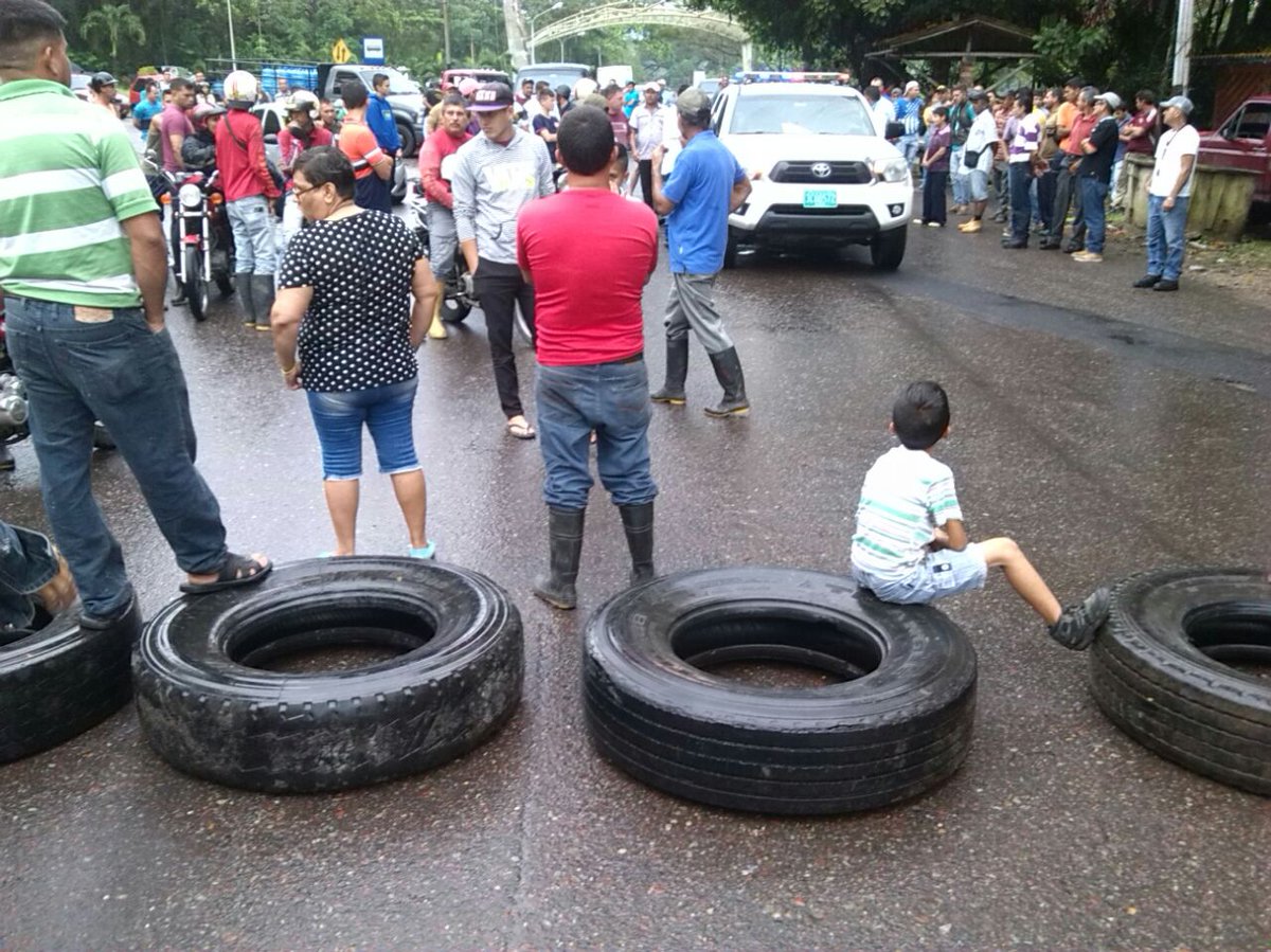 Protestan en La Fría porque río está por desbordarse y no reciben atención