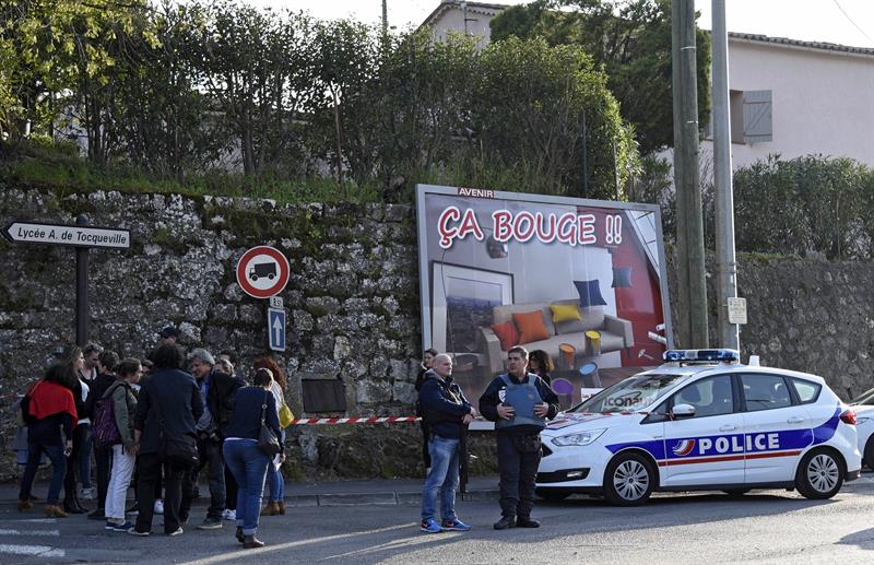Gobierno francés dice que tiroteo fue obra de un alumno “fascinado por las armas”