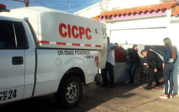  La madrugad del dia viernes fue asesinada en su residencia una aboagada identificada como Olga Lucia Pernia Sanchez de 28 años, la jurista que fue asesinada por sujetos que ingresaron a su residencia ubicada en el sector Los Aceitunos parroquia Raul Leoni. Los detetives de CICPC inicaron las investigaciones del caso donde se maneja el crimen pasional ya que tenia dos meses separada de su esposo, los ladrones que maniataron a los padres de la falleciada luego de cargar con los objetos procedieron a asesinar a su victima.